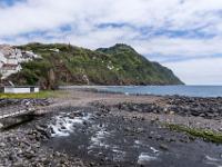 Ribeira do Purgar mündet bei Povoacão ins Meer, dahinter Ponta do Faial - Insel São Miguel
